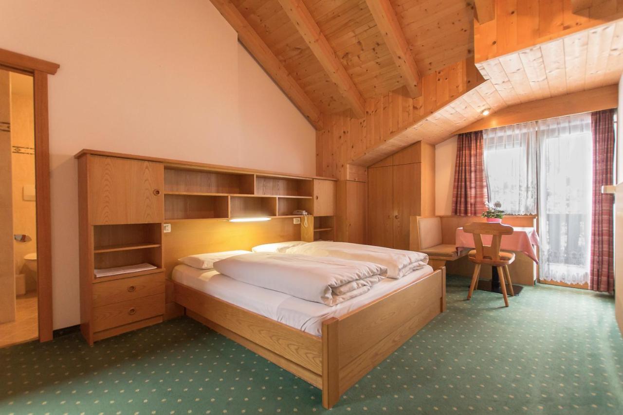 B&B Apartements La Palsa San Cassiano  Bagian luar foto