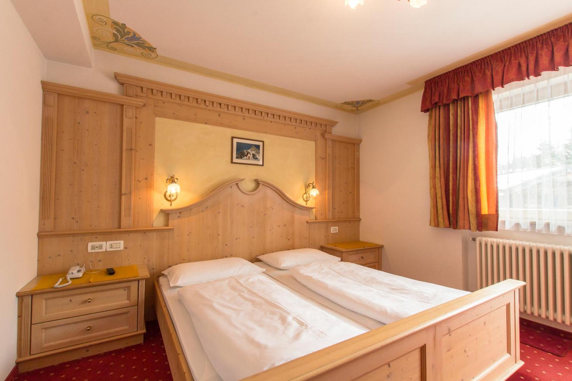 B&B Apartements La Palsa San Cassiano  Bagian luar foto