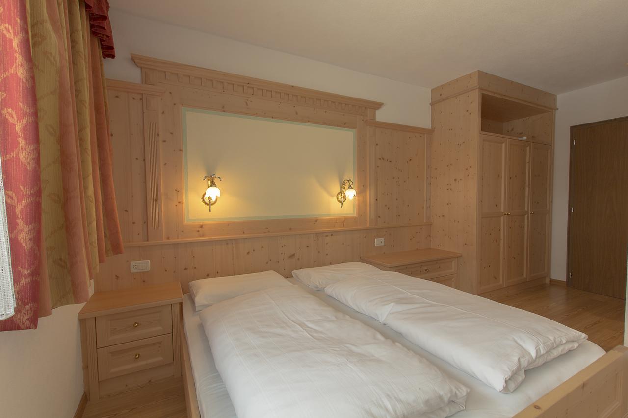 B&B Apartements La Palsa San Cassiano  Bagian luar foto